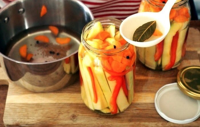 Остренькие кабачки с перцем на зиму: вкуснейший салат, а кабачок в винегрет, рассольник добавляю. Идеальный маринад, метод без стерилизации