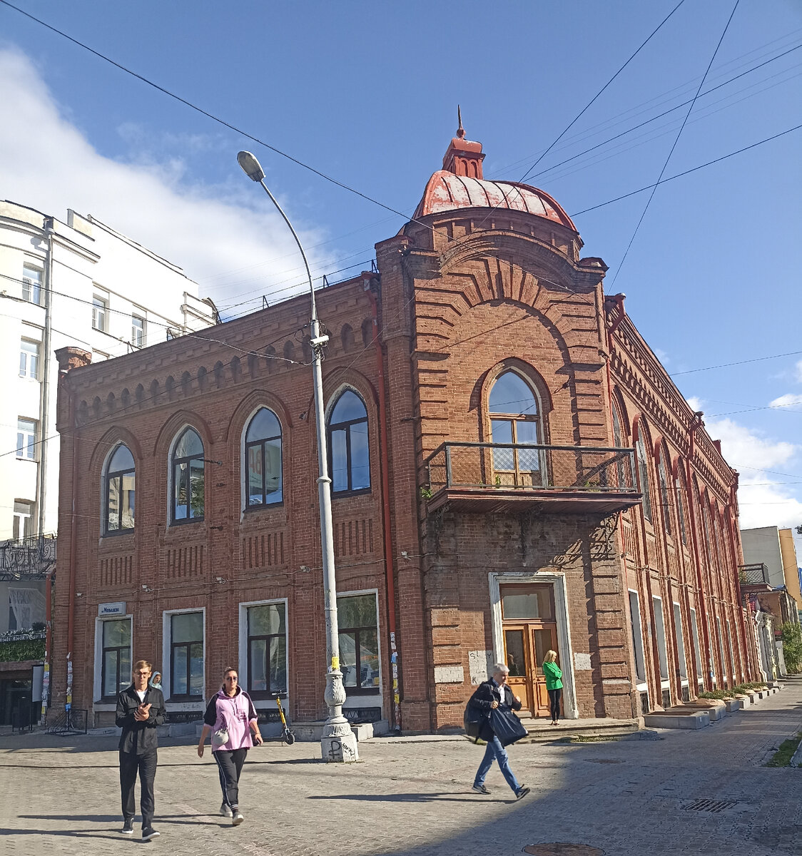 Дом купца  Николая Григорьевича Бабикова. В настоящее время здесь находится кожвендиспансер г. Екатеринбурга.
