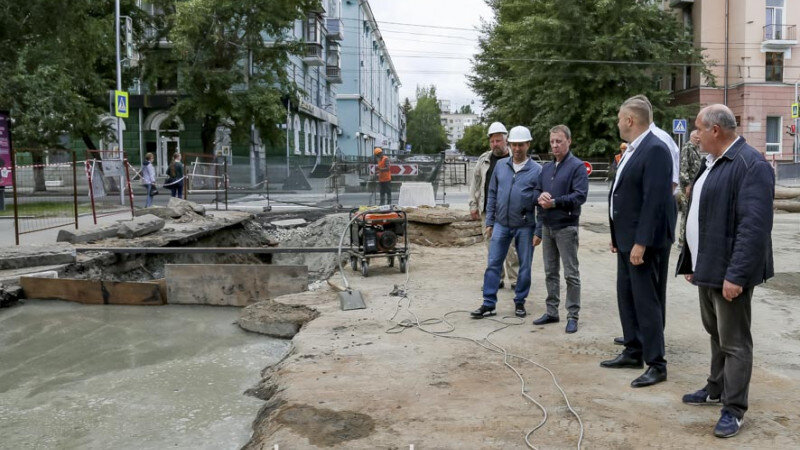     Вячеслав Франк проконтролировал ход ремонтных работ на пр.Ленина. barnaul.org