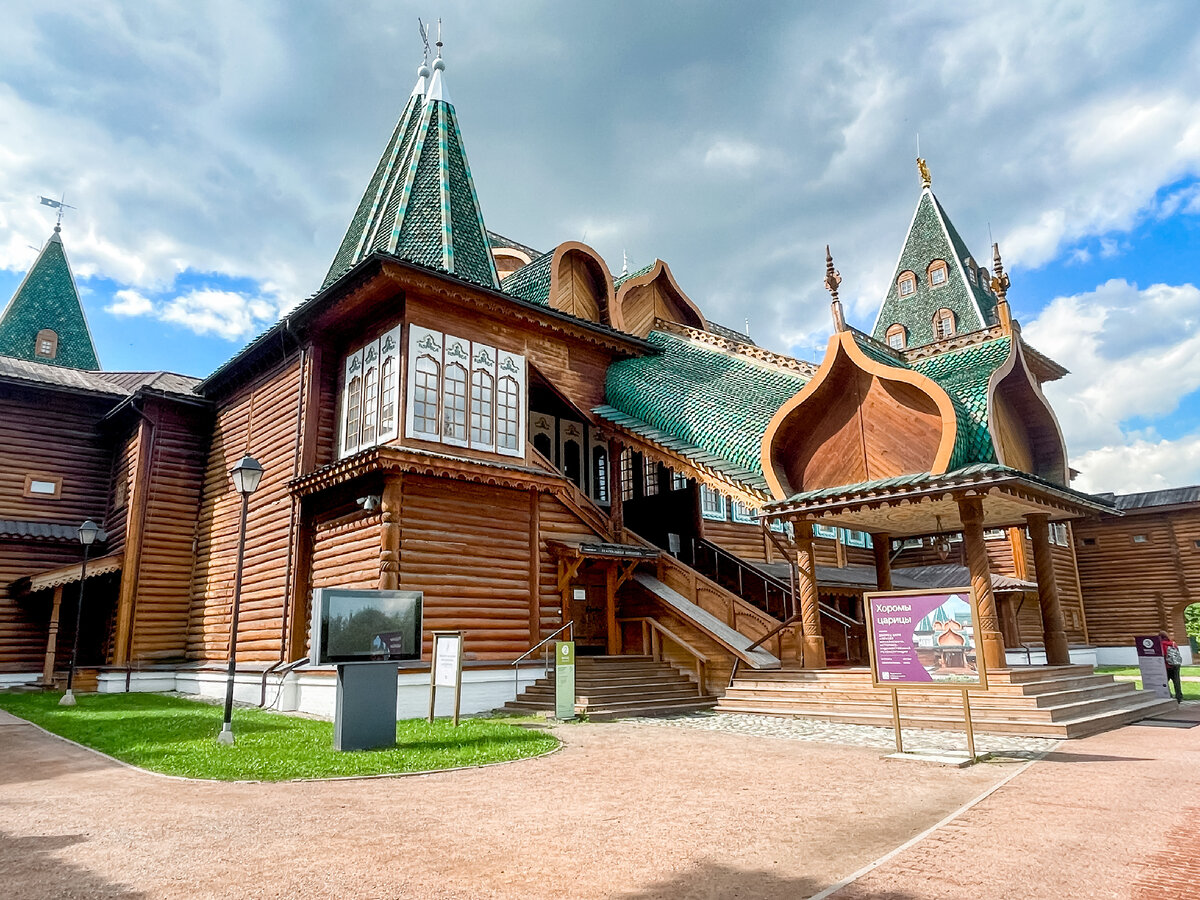 Дворец воссоздан в 2010 году.