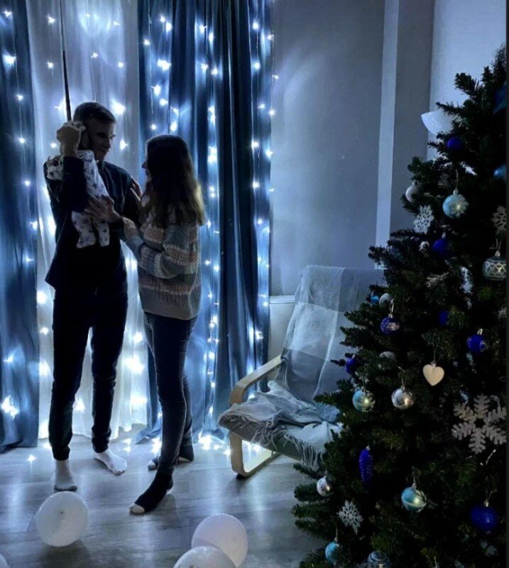 Подпись к фото от Алены: "А у нас первый Новый год втроем и первая семейная елочка!"