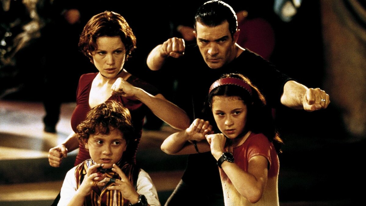Комедийный боевик 2001 года Дети шпионов, режиссёр Роберта Родригеса,  давший старт карьере титулованных детей Алексы ПенаВеги и Дэрила Сабары.-2