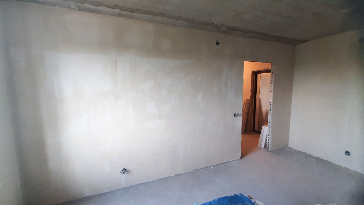 Спальня. Стена справа от окна