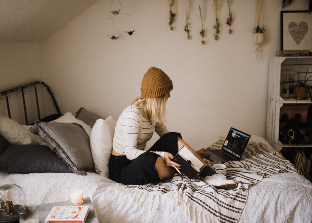 Study bed. Kinga Cichewicz on Unsplash. Dream writers.