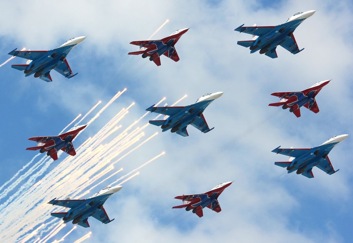 Пролет пилотажных групп "Стрижи" и "Русские Витязи" . 