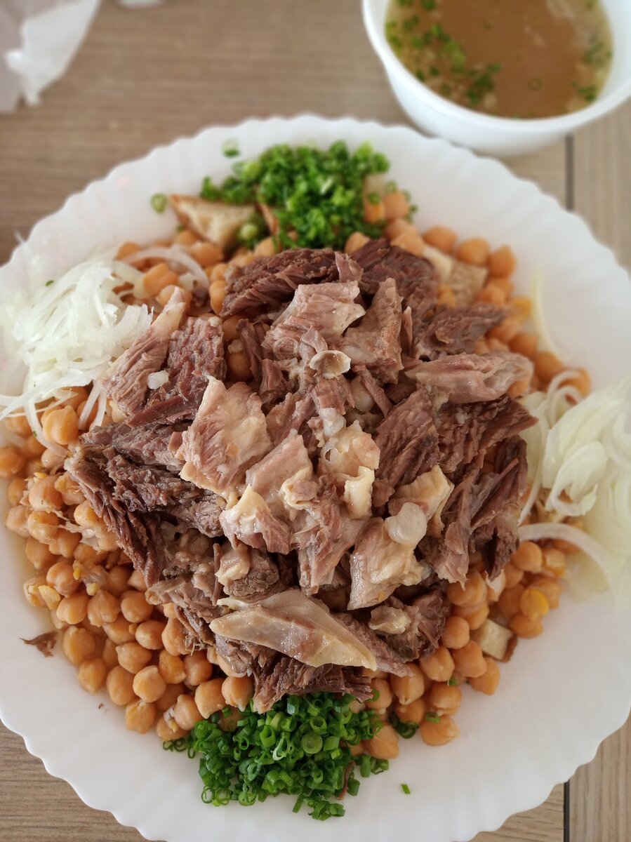 такая подача традиционна. данная порция рассчитана на 3 человек.