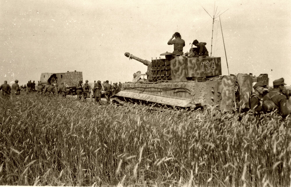 Солдаты 339-й дивизионной группы вермахта (Divisionsgruppe 339) около танка Pz. Kpfw. VI Ausf. E «Тигр» (предположительно из 509-го батальона тяжелых танков (schwere Panzer-Abteilung 509) на дороге во время битвы за Броды. Июль 1944 г.
