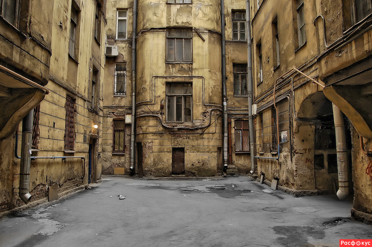 Бесплатные переулки. Старые дворы Санкт-Петербурга. Питер Петроградка дворы. Заброшенный переулок Санкт Петербург. Петербургские трущобы Васильевский остров..