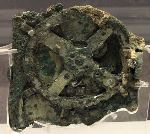 10. Самый первый в мире компьютер из Греции: Антикитерский механизм (Antikythera Mechanism)

То, что называется Антикитерским механизмом, было обнаружено искателями жемчуга в 1900 году. Механизм был извлечён из останков кораблекрушения в Греции. Это одна из самых странных и самых удивительных вещей, когда-либо поднятых со дна моря, потому что механизм был предположительно построен во втором веке до нашей эры. Другая причина заключается в том, что многие считают его самым старым в мире компьютером, в связи с тем, что устройство, как предполагается, составляло график движения планет и прохождения лет.
