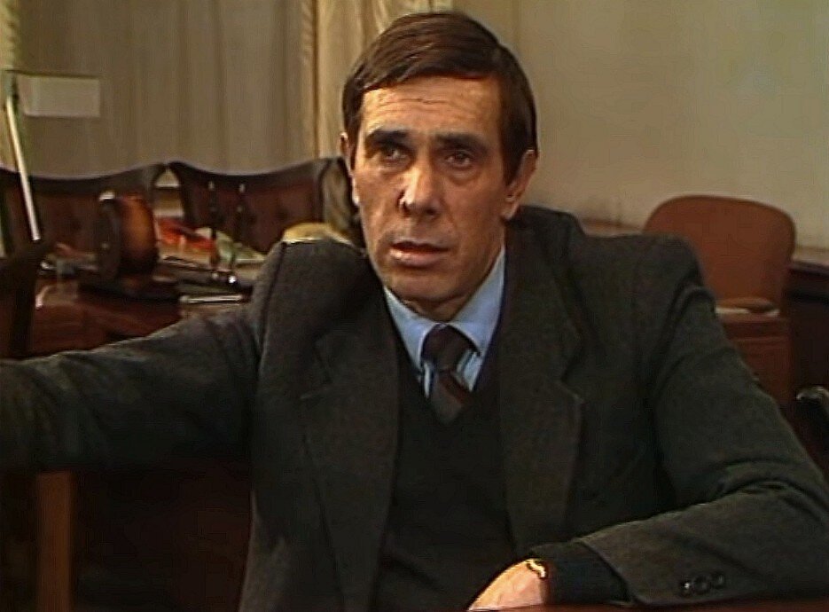 Кадр из телеспектакля «Два взгляда из одного кабинета»