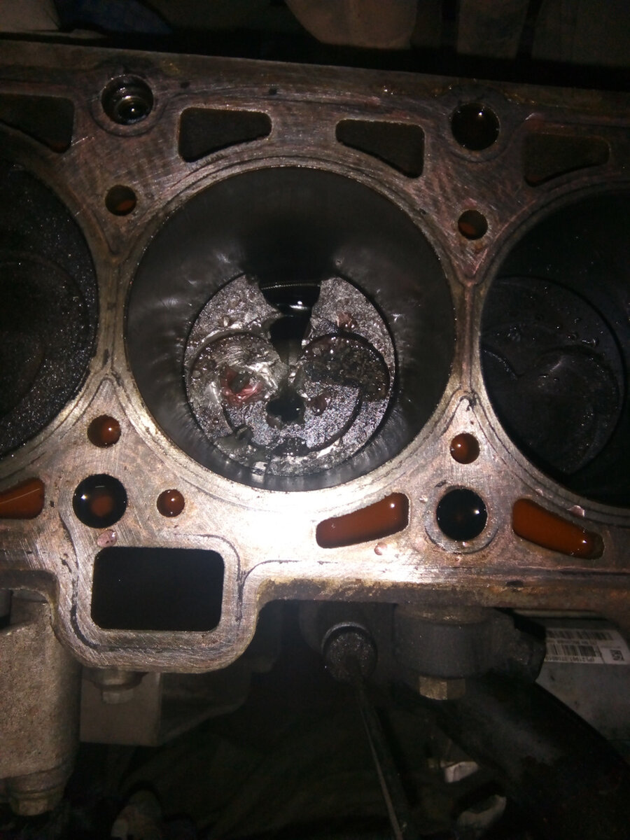 Шляпка клапана торчала из поршня на фото ее нет выковорил