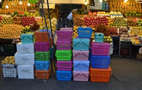 корзинки обычно продают тут  же рядом с фруктами.