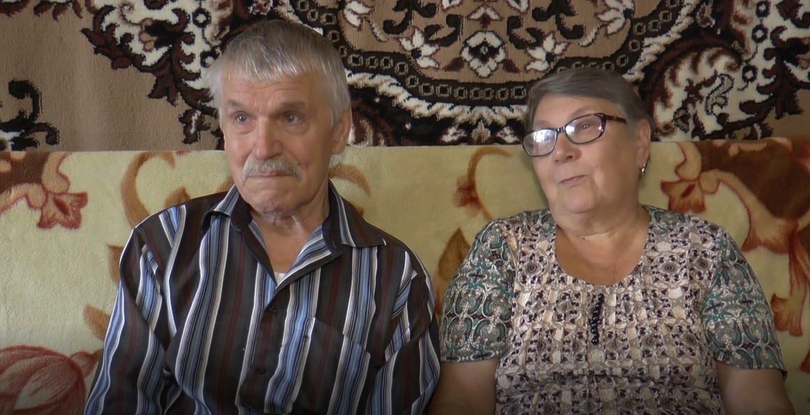 -  Ничего не переживали. Никогда. Ни о чем не думали даже. Женились и  женились. И все. Потом по квартирам пошли жить. Ничего не думали, что  какие -то нам деньги нужны. Что есть, тем и жили,- вспоминает Нина  Данилова .