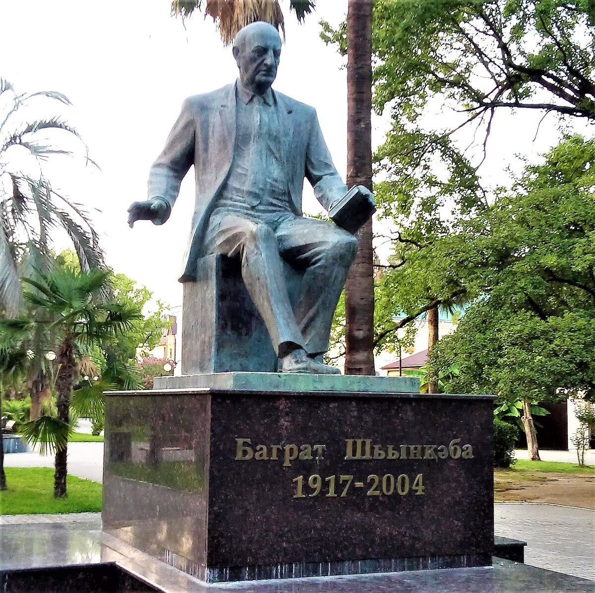 Памятник автору - Б. Шинкуба в центре Сухума