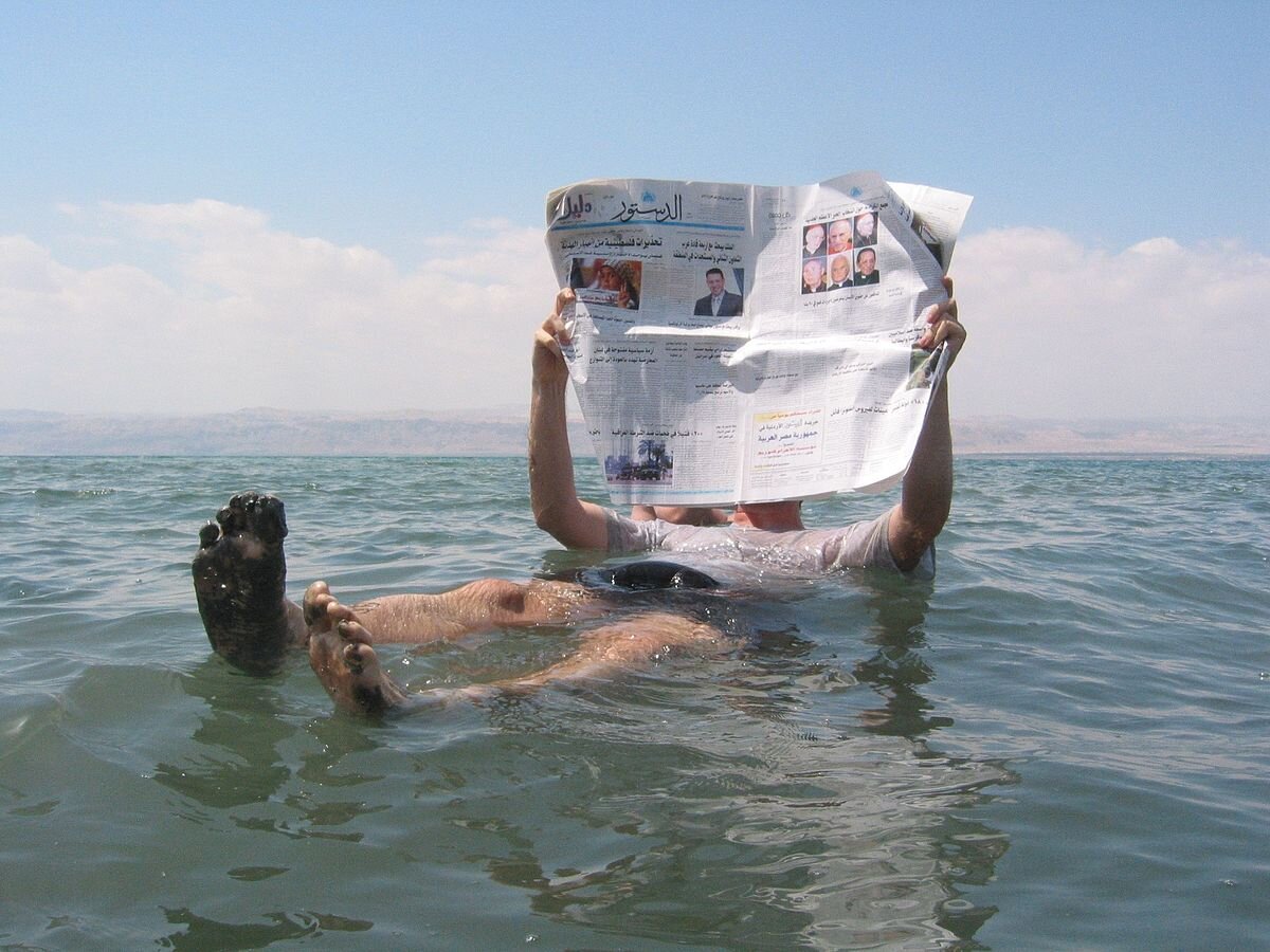 
 Для данного способа понадобиться всего газета и вода, вероятно самый простой способ которым можно воспользоваться в обиходе. Берём двойной лист сложенный пополам и мочим только одну сторону газеты, приступаем к протиранию окна всей мокрой площадью бумажного изделия. После этих манипуляций разворачиваем газету "сухой" стороной  и повторяем действия. Разводов при правильном подходе не остаётся. Так же можно складывать не только в два раза газету, но и в четыре.