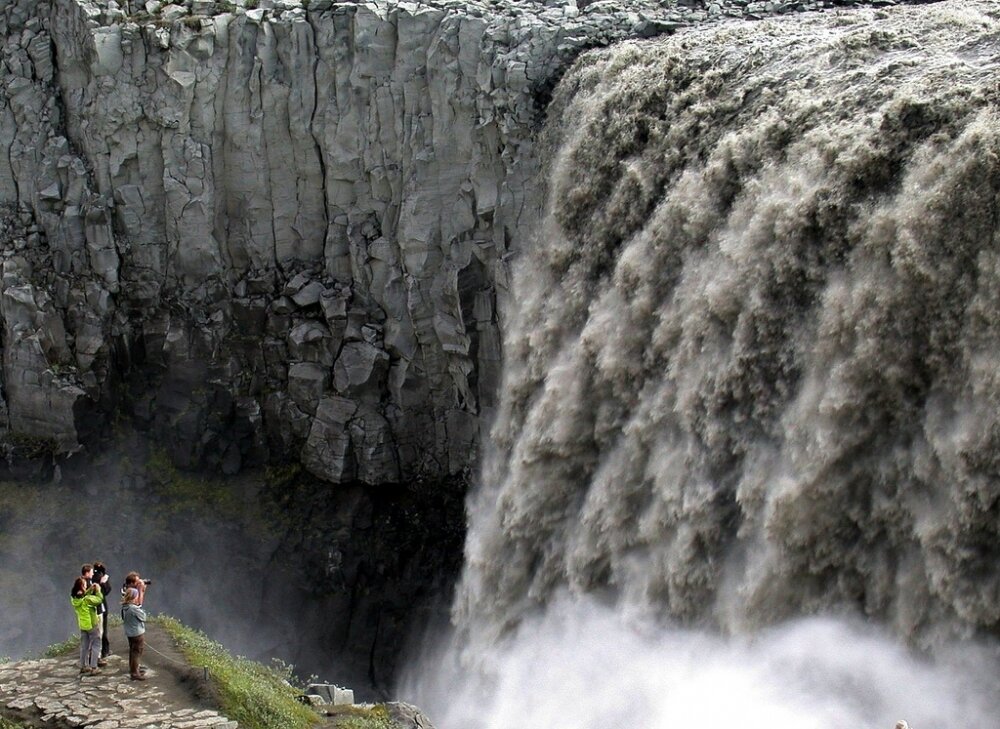 Какой самый мощный водопад. Исландский водопад Деттифосс. Водопад Деттифосс (Dettifoss),. Самый мощный в Европе водопад Деттифосс. Деттифосс Исландия.