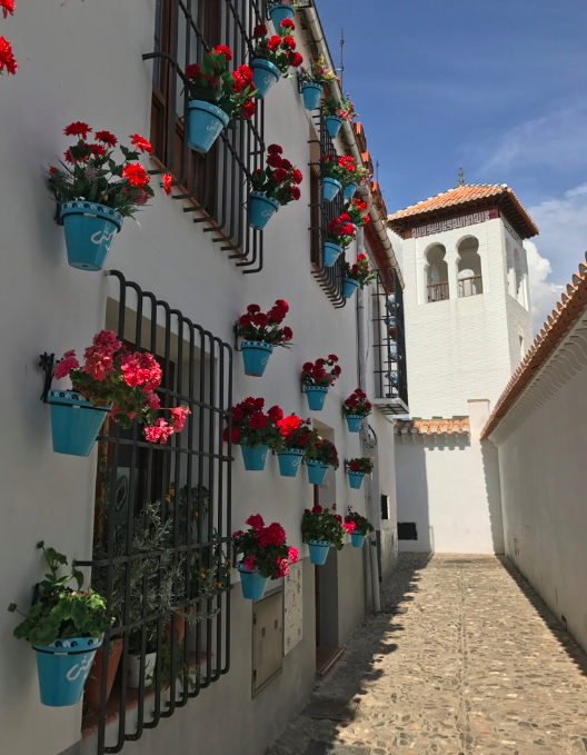 Улочки района Альбасин с традиционными андалусийскими горшочками на стенах