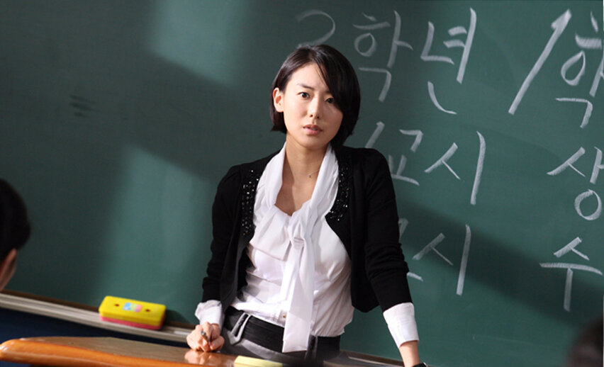 Как называется преподаватель. "Се учительница" (Южная Корея, 2006) .... Корейская школа учитель. Директор корейской школы. Корейская школа кабинет.