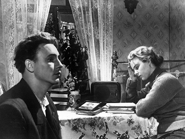 В 1956 году молодые режиссеры Марлен Хуциев и Феликс Миронер снимают свою дебютную кинокартину "Весна на Заречной улице".