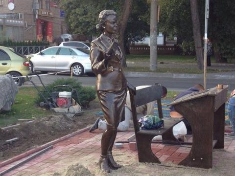 Памятник учительнице Татьяне Сергеевне 