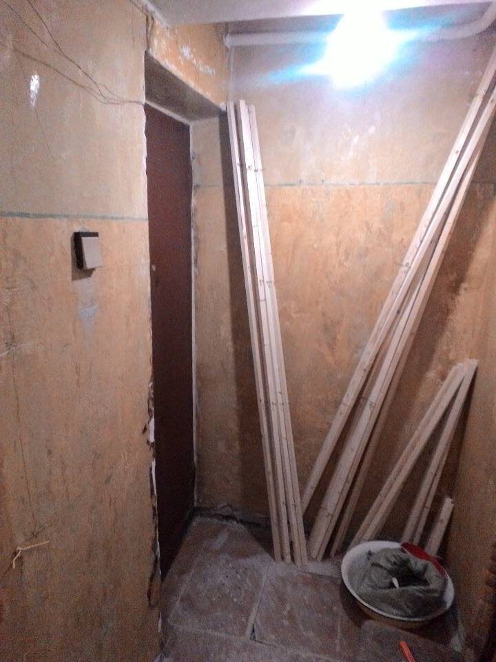 На старые стены был смонтирован каркас из деревянных реек, на которые потом закрепили новую отделку.