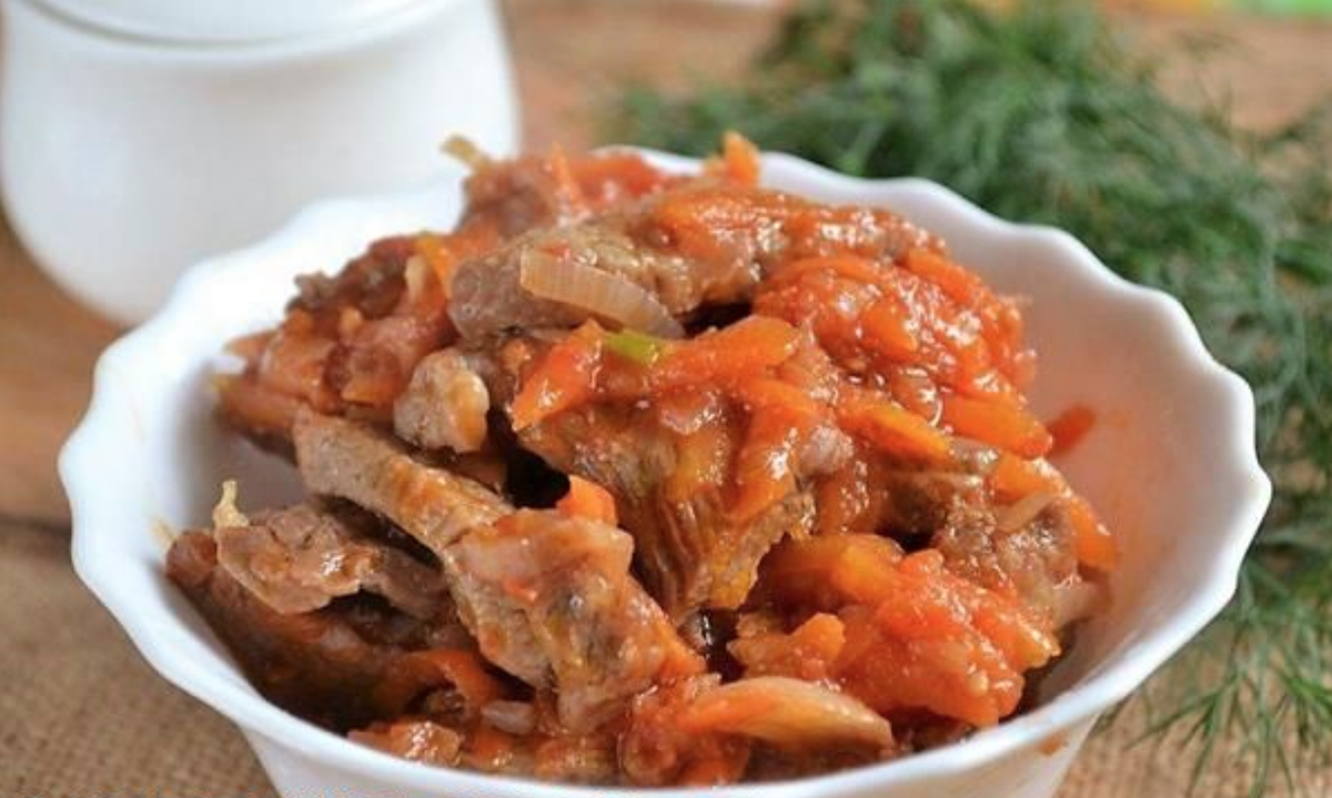 мука — 30 гр.
лук — 2 шт.
лавр — 2 шт.
вода — 0,25 л.
говядина — 0,5 кг.
паста томатная — 40 гр.
приправы, чёрный перчик (молотый)
Рассказываем, как приготовить сочный и нежный гуляш из говядины с подливкой. Чтобы мясо было мягким, не передерживайте его.

1. Сполосните говядину, порубите кубиком одного размера. Прожарьте в раскалённом до пузырей масле 5 минут на максимальной мощности плиты.

2. Приплюсуйте к мясу порубленный лучок, ужаривайте до прозрачности. Далее примешайте томатную пасту, жарьте ещё пару минут.

3. Влейте воду, приправьте перчиком и любимыми пряностями. Посолите на свой вкус. Прикройте посуду, засеките час.

4. Пока составляющие тушатся, смешайте муку с малым количеством воды и лавром. Исключите комочки, влейте эту смесь в сковородку.

5. Оцените вкусовые качества блюда. Если всё в порядке, то закройте его и ждите ещё четверть часа. Выключайте и снимайте пробу.