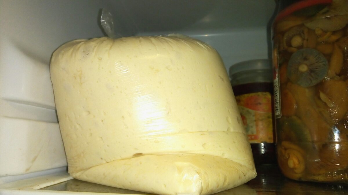Тесто в холодильнике. Дрожжевое тесто в холодильнике на ночь. Французское тесто для пирожков в холодильнике. Холодильник для хранения теста для пиццы. Можно ли дрожжевое тесто хранить в холодильнике