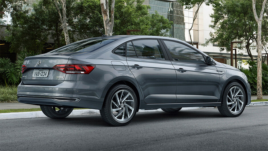 В оснащение начальной комплектации Conceptline входят: электрические стеклоподъемники спереди и сзади, регулировки рулевой колонки по длине и вылету, а также водительского кресла по высоте, усилитель руля, центральный замок, бортовой компьютер и складной задний диван. Обеспечить безопасность в автомобиле призваны фронтальные подушки безопасность и антиблокировочная тормозная система. Опциональное оборудование за доплату включает в себя фирменную аудиосистему с MP3 и дистанционное управление центральным замком. В цену Фольксвагена Поло 2019 в новом кузове комплектации Conceptline входит только базовый 90-сильный мотор в союзе с механической трансмиссией. Для того чтобы стать обладателем более мощных силовых агрегатов и автоматических коробок передач, необходимо обратить свой взор на комплектации, стоящие рейтингом выше. За окраску эмалью с эффектом металлик придется доплатить дополнительные 16 тысяч рублей*, не зависимо от уровня комплектации.