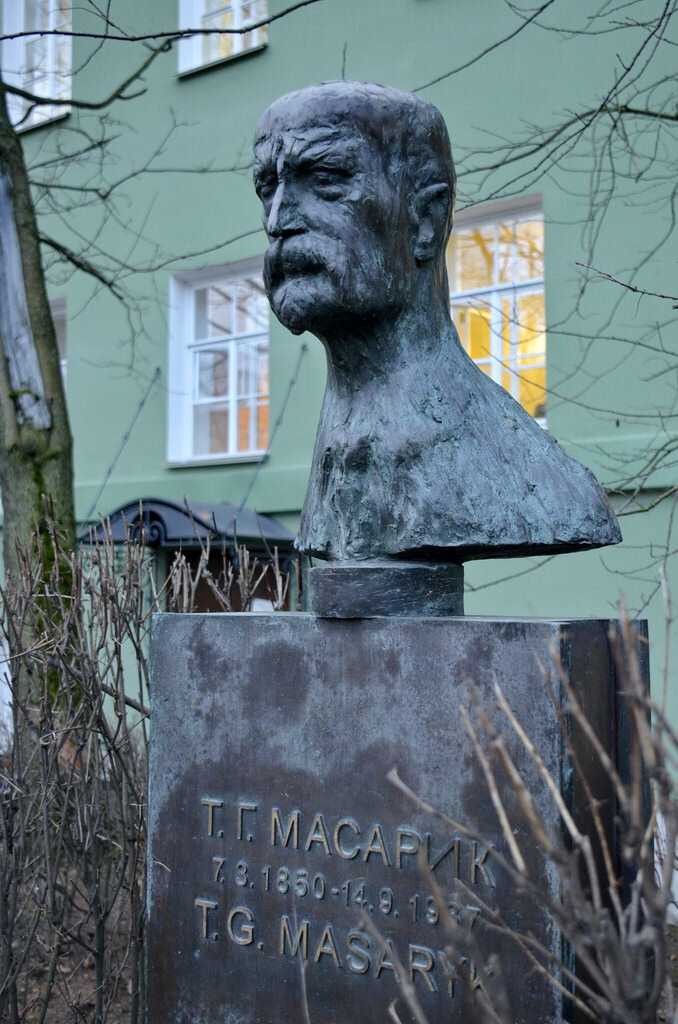 Бюст Масарика во дворе филологического факультета СПбГУ. Фото: Рустам Бикбов. Мне почему-то всегда  казалось, что это не Масарик, а профессор, принимающий экзамен у нерадивого студента — такая на его лице скорбь...