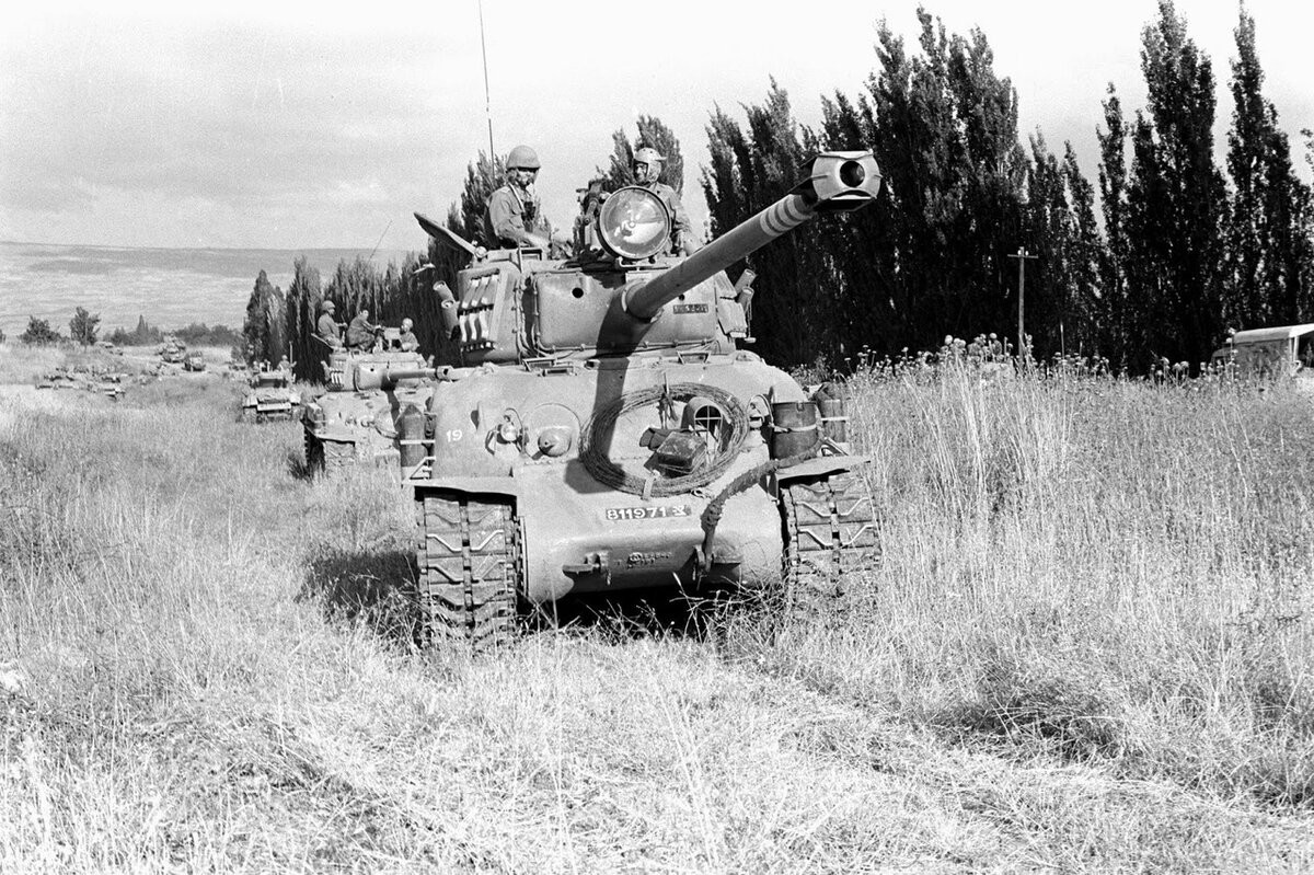 M-51 "Super Sherman" - глубокая модификация американского танка со 105-мм пушкой и новым двигателем Cummins VT-8-460. Превосходил по всем параметрам сирийские "четверки"