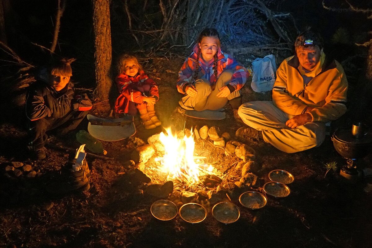 Мы устраивали костер единственный раз за весь поход, когда площадку под стоянку на берегу реки Левый Карагем пришлось расчищать в сплошном буреломе (фото: Михаил Пимонов)