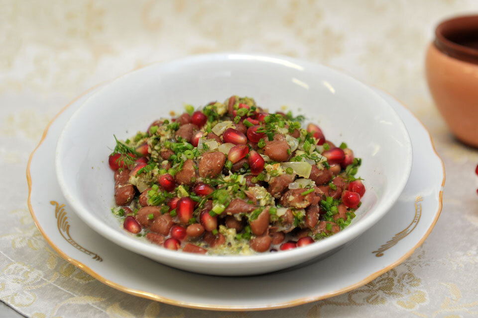 4. Доводим до вкуса: добавляем уксус, черный перец, растертый в ступке синий пажитник и мелко нарезанную кинзу. Перемешиваем и даем настояться.
Лобио из красной фасоли. Фото: Иван ВИСЛОВКарп фаршированныйСвинья в деревне у вашей бабушки, рыбу, скорее всего, не ест. А вот наша – Желтая Земляная, очень даже рыбку уважает. Причем, просто порезанная селедочка с лучком ее не устраивает. Свинья-«королевишна» оценит только те блюда, с которыми вы ради нее намаялись на кухне. 
Надо: