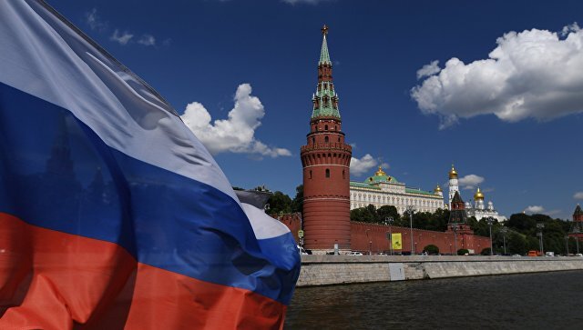 Как пронести в УВД гранаты? Почему Россияне страдают от лишнего веса? И перед кем «ответит» книга рекордов Гиннеса? 
В Балашихе ФСБшники решили проверить на  бдительность местное УВД. Переодевшись в гражданское сотрудники без проблем пронесли в здание гранаты. Дежурному Максиму Б. был устроен строгий выговор.
Но... Это ещё не всё. ФСБшники решили проверить как Макс усвоил урок и дождавшись его дежурства пронесли гранаты снова. Сотрудник отделался двумя выговорами. — а вы ещё что-то говорите о безопасности в школах, где вместо Максима, как правило, сидит охранник преклонного возраста.

В Татарстане мужики сняли на видео свой внушающий улов сазана, однако коллеги рыбаки не оценили такое везение и сдали их в Рыбнадзор. Незатейливых «блогеров» оштрафовали. — как говорится рыбак рыбака...

Детектив по Сахалински. В местном поселке убили и выкинули девочку полутора лет. В случившемся обвинили мать девочки, однако местные не поверили следователю и провели собственное расследование и пришли к выводу, что виноваты собутыльники женщины, у которых она крепко выпивала в гостях. Следственному комитету эта версия пришлась больше по душе и на этот раз осудили уже «тех» преступников. — поражает халатность следаков, которым, впринципе, пофиг кого сажать, были бы звёзды на погонах.

Минздрав поддержал инициативу введения 20% акцизов на сладкую газировку. Как говорят чиновники – ради борьбы с лишним весом. — ага, с лишним весом... Давайте лучше бороться с лишним весом чиновников, которые жируют на наши налоги и ни в чем не стесняются.

А тем временем в Чечне 5-ти летний мальчик отжался 4105 раз за два часа и заснял все на видео. Однако книга рекордов Гиннеса отказалась принимать результат, потому что Рахим отрывал руки от пола, когда переставлял деревянную палочку для подсчета. Мальчику предложили попробовать ещё раз. — книга рекордов готовится поставить рекорд по скорости извинений, когда узнают, что рекорд был посвящен Рамазану Кадырову.
