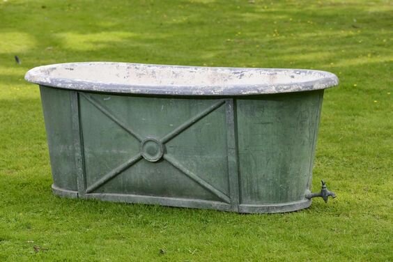 Оцинкованная ванна с краном для слива воды, 1850 год
