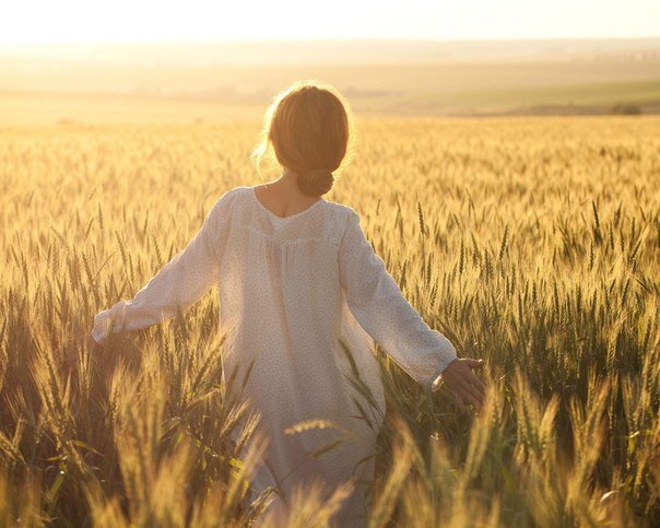 Настоящее счастье должно быть тихим                          Не кричаще-назойливым, не напоказ
Как мерцание лунных призрачных бликов,
Как чуть слышный шёпот значимых фраз.

Настоящие чувства должны быть глубокими
Но прозрачно-чистыми, словно слеза
Как вершины гор - до небес высокими
Восхитительно-нежными, как ребёнка глаза.

Настоящую верность сердце любящее
Сбережет и в разлуке и сквозь года
Настоящая дружба даже в мире воюющем
Не солжёт, не обманет, не предаст никогда.

Настоящая Жизнь должна быть как песня
На едином дыхании, на самой высокой волне
То стихая, то снова взлетая к созвездьям
Оставляя свой след на прекрасной, бескрайней земле.

================================

Мы приходим на время....
уходя после тенями скользящими
Чтобы ярко прожить эту жизнь - нужно быть во всём настоящими.