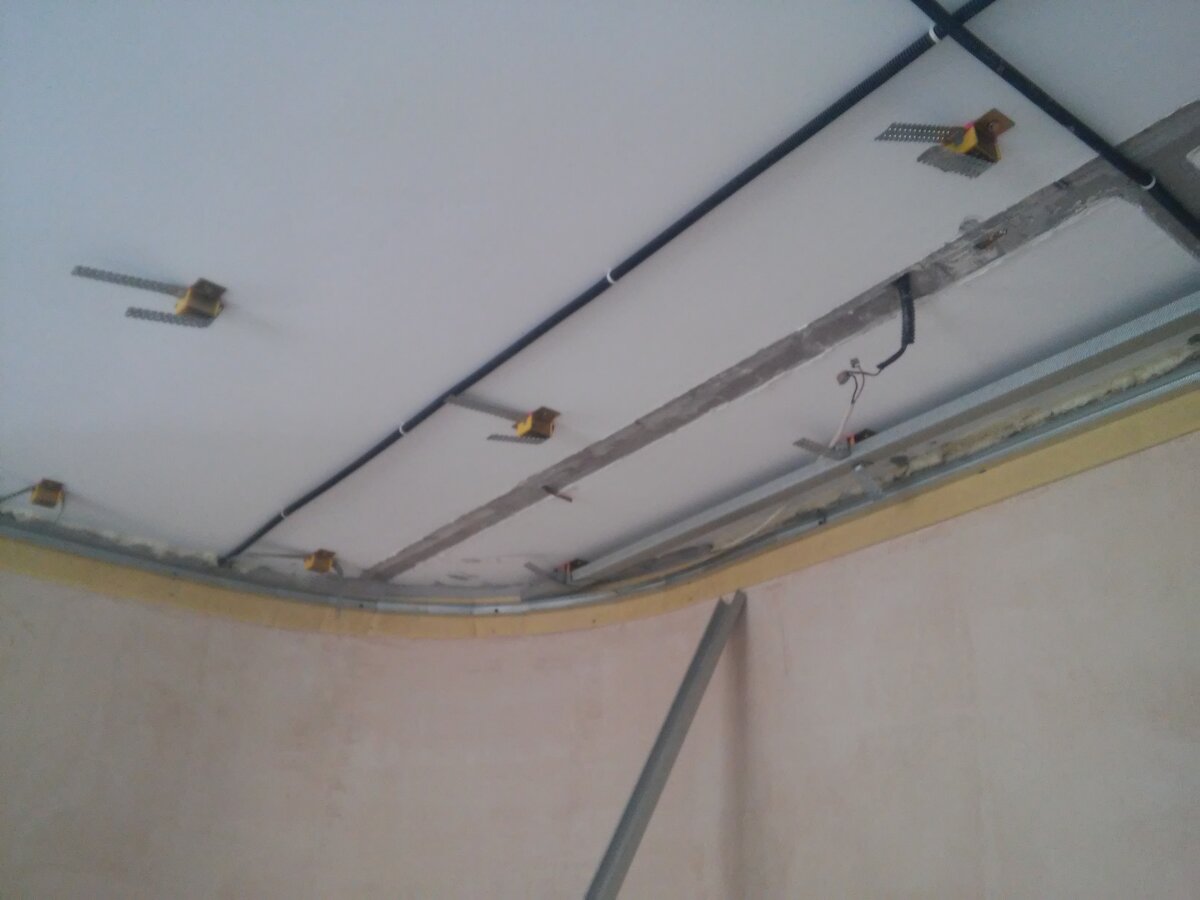 
Под направляющую по периметру между профилем и стеной укладываем специальную звукопоглощающую ленту!  

Фиксируем саморезами или дюбелями в зависимости от материала стен. 

Размечаем сетку профилей и по линиям устанавливаем виброизолирующие потолочные подвесы.