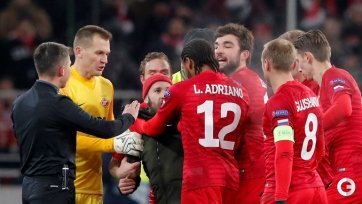 Фото: sport-express.ruНапомним, спартаковский фанат в середине второго тайма игры Лиги Европы против венского «Рапида» появился на поле для разговора с капитаном «Спартака» Денисом Глушаковым. Спартаковские футболисты хулигана задержали и передали в руки полиции.
