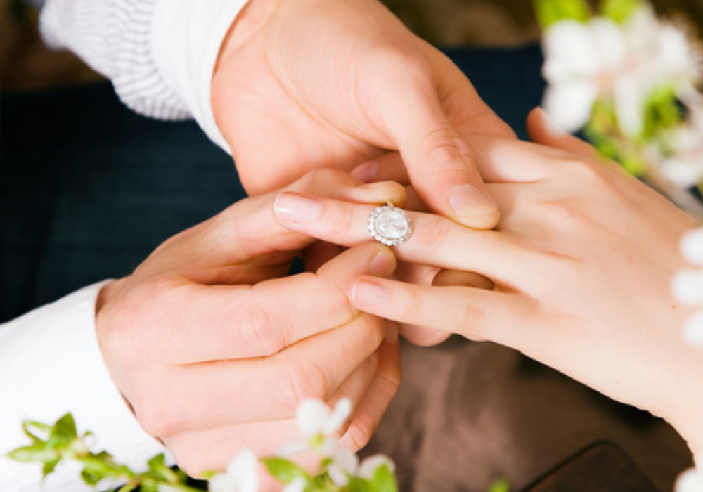 Замужество в подарок. Свадебные кольца. Кольцо для предложения. Обручальные кольца на руках. Свадебные кольца на руках.