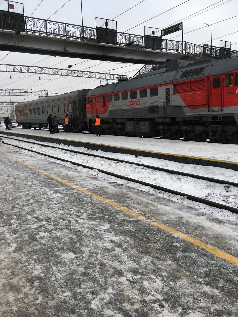 Ну вот,о лени...Поехал я сегодня в город на пригородном поезде билеты братьНа станцию с километр по полю топатьКупив билеты,пробежался по городу,прикупил по мелочи.Не лето ж,что по городу топать?На обеденный авпобус я не успевал по всякому,а до вечера ещё ждать и ждать.Решил поехать на проходоящем,который останавливается в 5 км от дома.И в том же автобусе,оказывается,сидел племянник,с учебы из Универа ехал.Ооо,двоем веселее топать.Да не тут то было!Он вышел из автобуса и давай названивать родителям,чтобы подъехали,забрали.трубку не брали,ещё пару тройку звонков кому-то,все же дозвонился,до дядьки,брата моего.Вот ленивая задница!!!Устал он видите ли,на парах сидеть!!!В своё время я пол года проходил этот путь почти каждый день,когда проходил практику в кафе при зоопарке во время учебы на повара:целый день у плиты в горячем цехе.А народ в зоопарке в основном днем прогуливается.А вечером на последнем автобусе,который останавливается в 5 км от дома.Ходил,редко кто подвозил,машин уже мало в это время было.Может устаёшь идти но зато какая природа вокруг,воздух и фитнес впридачу😀А ленивым задницам спертый запах кабинета,мерцающий экран гаджета и чипсы с колой на диване