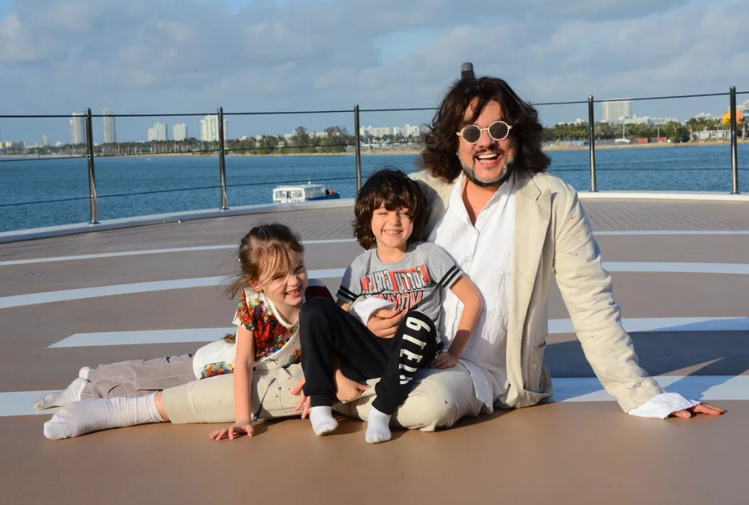 Филлип очень любит своих детей 