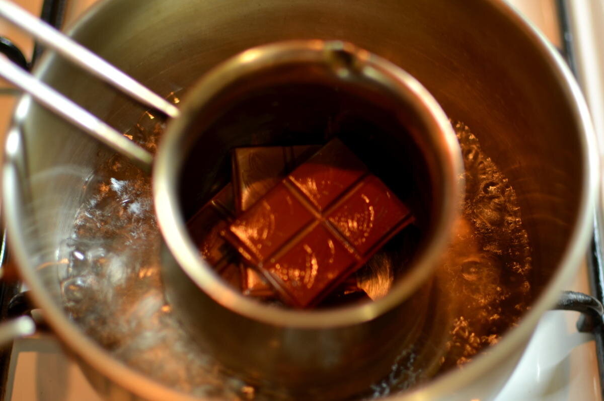 Растопить шоколад на бане. Водяная баня для шоколада. Растопленный шоколад. Паровая баня для шоколада. Растопить шоколад на водяной бане.