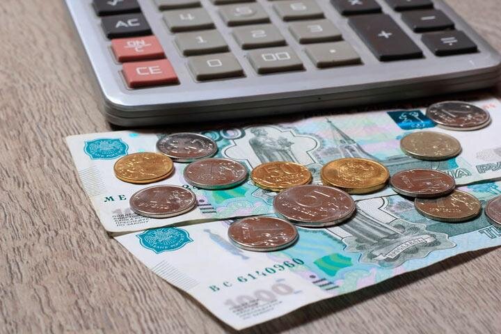  
По информации источников 19rus.info, работающие в министерствах и ведомствах чиновники исполнительной власти Хакасии, как и все сотрудники бюджетной сферы республики, получили на свои банковские карточки так называемый усиленный аванс. Это 60% от месячной заработной платы.

Бюджетникам Хакасии обещают усиленный декабрьский аванс

Бюджетникам Хакасии перечислен усиленный аванс

Лишать их этого предновогоднего удовольствия и тем самым отделять от других бюджетников российское законодательство просто не позволяет.

Незадолго до этого один из читателей 19rus.info, комментируя статью ИА "Хакасия" под заголовком «Новые власти Хакасии рассказали, когда они начнут сокращать старые кадры» гневно заявил следующее (орфография и пунктуация оригинала сохранены):

"Пусть лучше Новые власти Хакасии расскажут за какие заслуги принятые в декабре на госслужбу новые министры и их заместители уже получают премии от 100 тыс. рублей. Всё ругали старую власть, а новая как только добралась до бюджетной кормушки, так сразу стали деньги хапать".

Официального подтверждения этой информации пока нет. Из неофициальных источников известно, что новогодний аванс действительно получили назначенные несколько дней назад на свои должности министры и их заместители. И такой аванс также регулируется законом.

Между тем общеизвестно, что данного рода информация (о заработных платах, премиях и иных выплатах) бюрократическому аппарату Хакасии в обязательном порядке должна быть отражена в декларации о доходах. Каждый работающий в республике чиновник обязан ее предоставить в указанный законом срок. И если после подачи этого документа у контролирующих органов к чиновнику появляются вопросы — у чиновников появляются серьезные проблемы.
