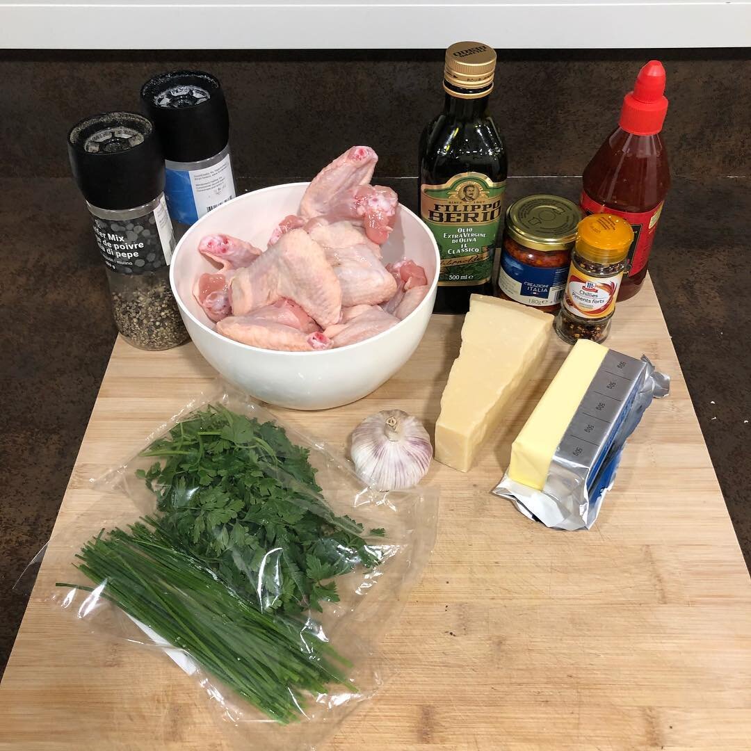 Крылья, зелень, специи, пармезан, масло сливочное и оливковое, чеснок, перец чили.