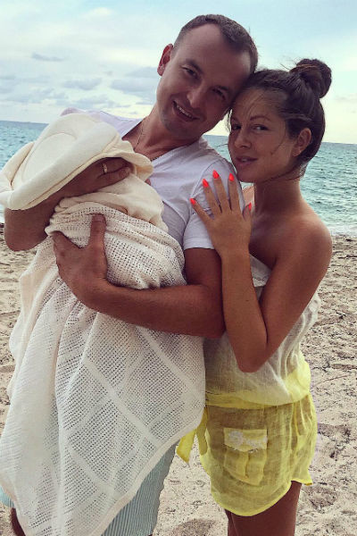 «В целом у меня было очень умиротворенное, «воздушное» состояние. Со мной поехала моя мама, и мы с ней вместе гуляли по побережью и дышали морским воздухом. А потом стали делать все это уже втроем — с малышкой», — рассказывает она о беременности.Игорь Сивов в третий раз стал отцом // Фото: Instagram