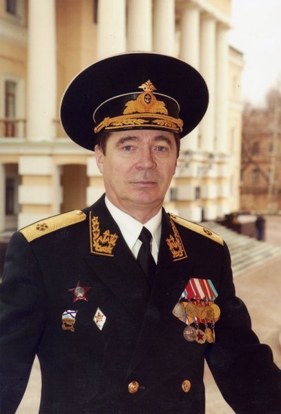 Ныне контр-адмирал Владимир Богдашин с Красной Звездой за таран «Йорктауна»