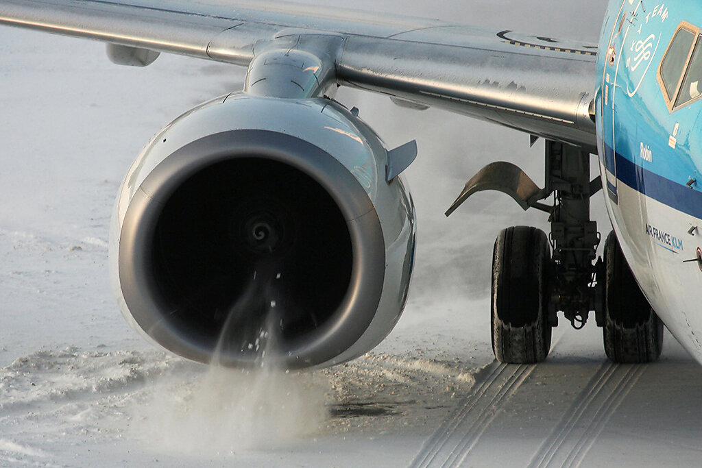 Двигатель самолет воздух. Двигатель Боинг 737. Двигатель самолета Боинг 737. Помпаж тангажа. Турбина Боинга 737.