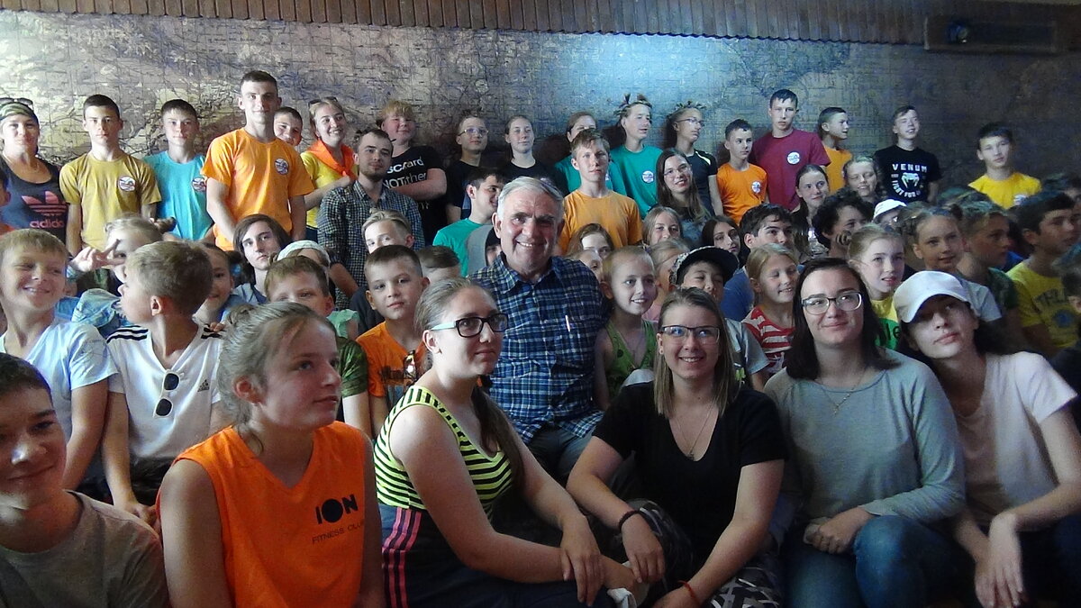 Дети с основателем лагеря "Снежным барсом" Григорием Скаллером