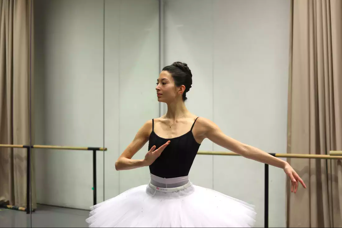 «Я » - заметим, что пальцы ни в коем случае не должны касаться груди, а два последних пальца должны быть строго по середине