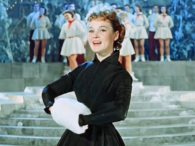 Кадр из фильма "Карнавальная ночь"