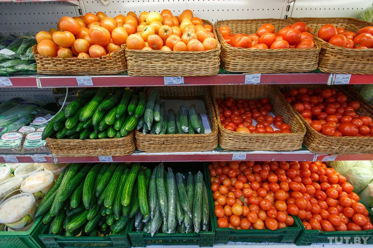 Купить овощи беларусь. Овощи на прилавке. Прилавок с овощами и фруктами. Овощной прилавок. Овощной отдел в магазине.